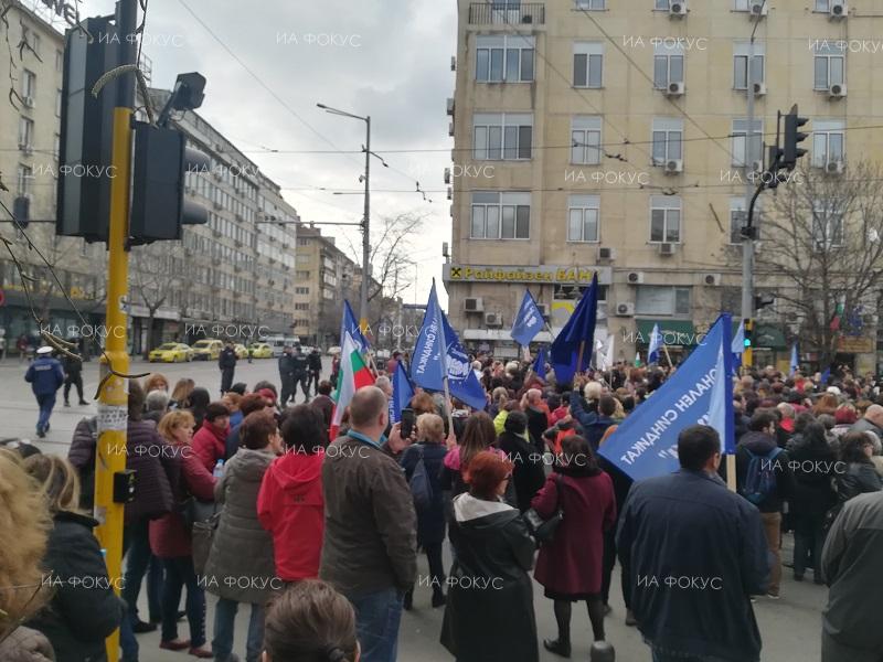 София: Протестиращите специалисти по медицински грижа блокираха движението по бул. „Мария Луиза“ в района на Министерство на здравеопазването