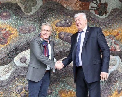 Няма да се закриват лечебни заведения (Галерия)