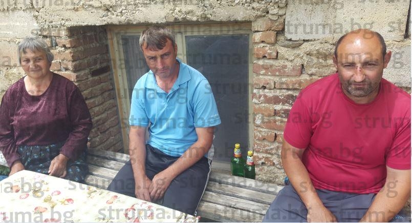 Роми клаха с коса Славчо от Микрево, докато им пречи да му откраднат люцерната. Полицията реагирала бавно - дошла след 30 минути (СНИМКИ 18+)