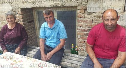 Роми клаха с коса Славчо от Микрево, докато им пречи да му откраднат люцерната. Полицията реагирала бавно - дошла след 30 минути (СНИМКИ 18+)