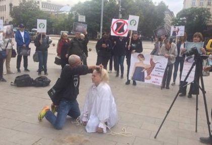 Веганите изтрещяха и обръснаха косата на жена пред Министерски съвет (ВИДЕО/СНИМКИ)