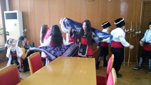 Шумен: Ученици от СУ „Трайко Симеонов“ пресъздадоха обичая Василица в общината