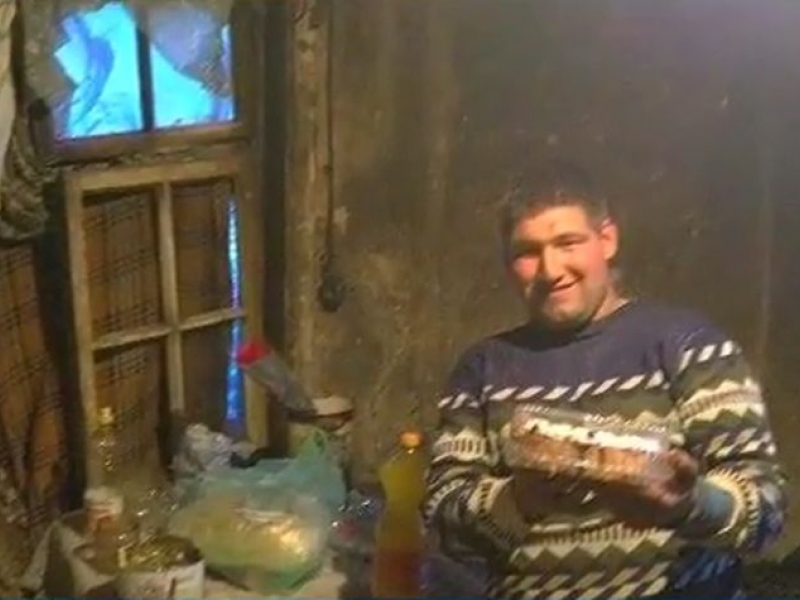 Помогнете! Момче с увреждания работи, за да издържа болните си родители