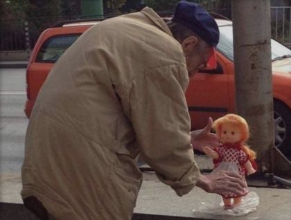 Страшна мизерия! Дядо продава куклата, с която е израснала дъщеря му (ВИДЕО)