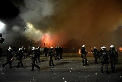 Протест в Солун срещу сделката с Република Македония, полицията използва сълзотворен газ