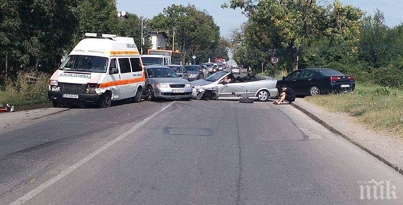 Тежка катастрофа на Околовръстното! Замесени са лъскаво кабрио и линейка