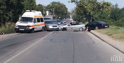Тежка катастрофа на Околовръстното! Замесени са лъскаво кабрио и линейка