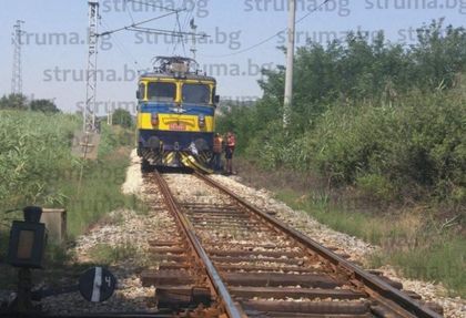 Влак помете такси с проститутки (СНИМКИ)