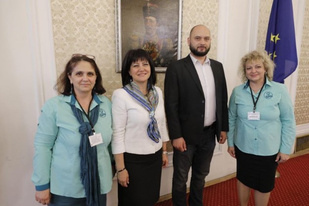 Със съдействието на народния представител от ГЕРБ Павел Христов четвъртокласници от Варна получиха в парламента удостоверенията си за завършен начален етап на образование