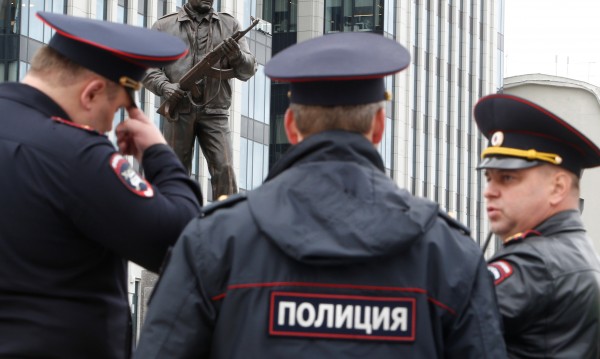 Четирима от ИД с белезници в Москва и Махачкала