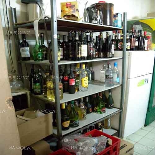 Пловдив: Митнически служители са задържали близо един тон нелегален алкохол