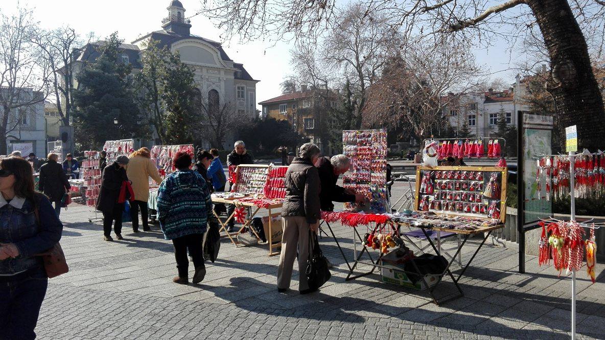 Продавачи на мартеници завладяха Центъра