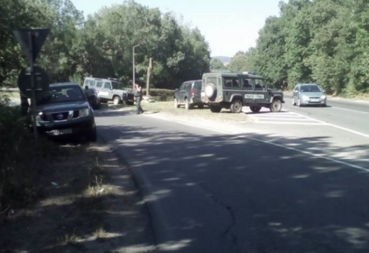 Екшън на входа на Приморско! Задържаха плевенско „Ауди“, натъпкано с мигранти, шофьорът избяга (СНИМКИ)