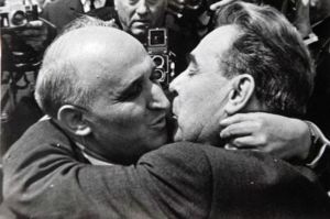 Борисов нема нужда да знае “жотем”- притиска французина любвеобилно до своя корем