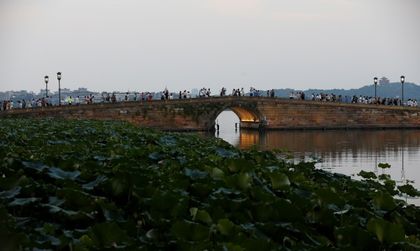Китай прати 2 млн. души на почивка, започва Г-20