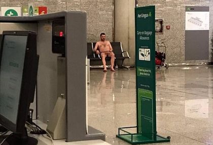 Чисто гол турист втрещи пътниците на летището в Майорка (СНИМКИ 18+)