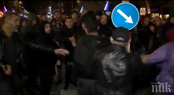 ГРОЗНИ СЦЕНИ: На протеста във Варна се хванаха за гушите