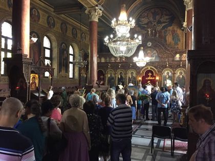 Стотици вярващи изпълниха пловдивските храмове за празника днес (ГАЛЕРИЯ)