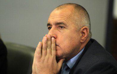 Бойко мисли, какво да прави! Държи връзка с всички служби!