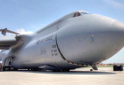 The Drive: Гигантски военен самолет на САЩ C-5 Galaxy кацна аварийно без преден колесник (ВИДЕО)