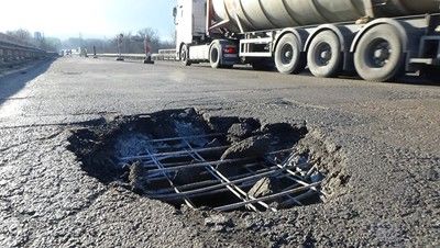 Авариен ремонт започнаха на опасния мост на Е-79 при с. Краводер