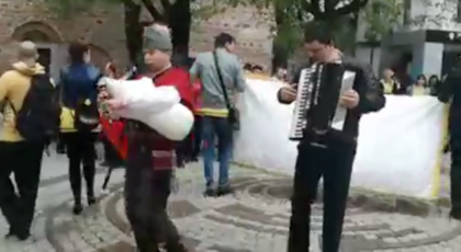 ВИДЕО: Гледайте НА ЖИВО от Пловдив! Голямото народно шествие
