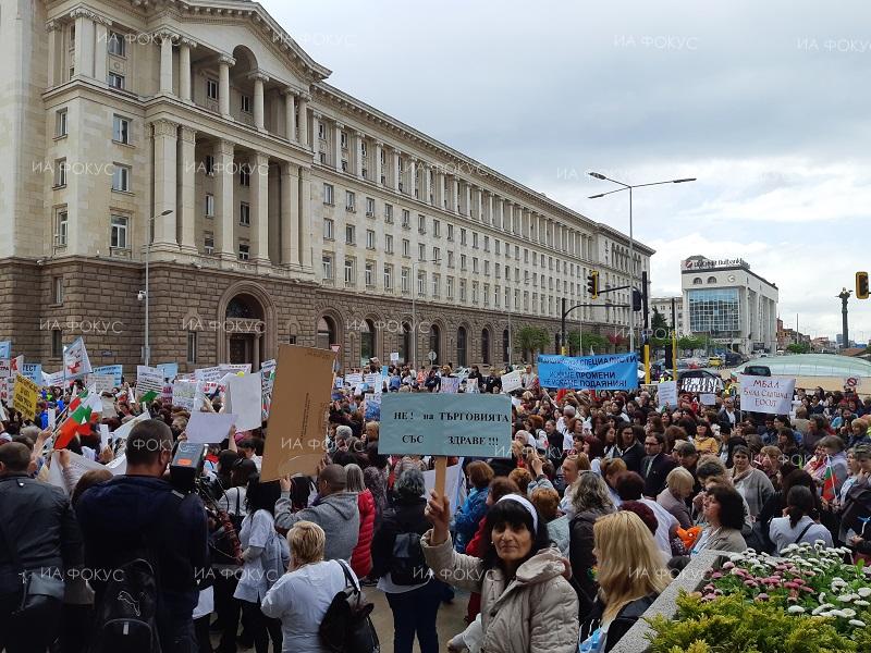 Медицински сестри от цялата страна протестират пред Министерския съвет заради лошото състояние на сектор „Здравеопазване“