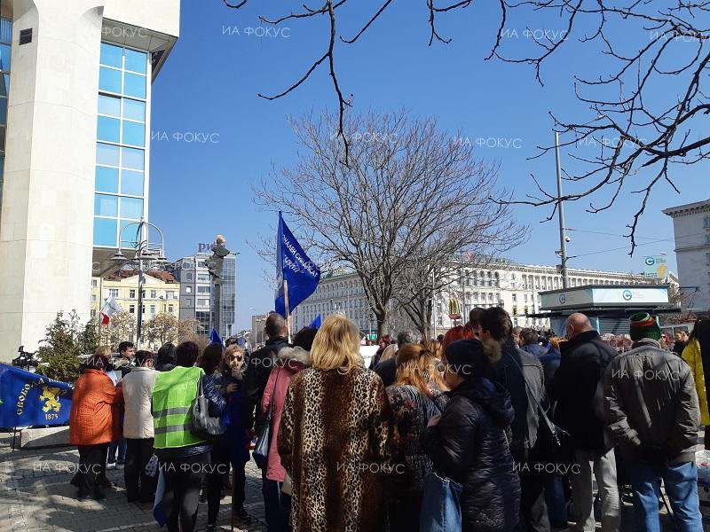 София: Десетки медицински сестри протестират пред здравното министерство заради ниското заплащане и трудните условия в сектора