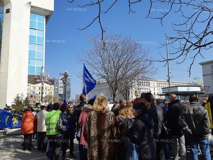 София: Десетки медицински сестри протестират пред здравното министерство заради ниското заплащане и трудните условия в сектора