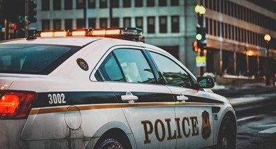 Кола се вряза в пешеходци пред ислямски център в Лондон, трима са ранени
