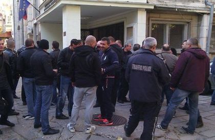 Противопоставят полицаи срещу полицаи на протестите, възможни са сблъсъци (СНИМКИ)
