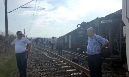 Влак делайрира в Турция, има жертви и ранени
