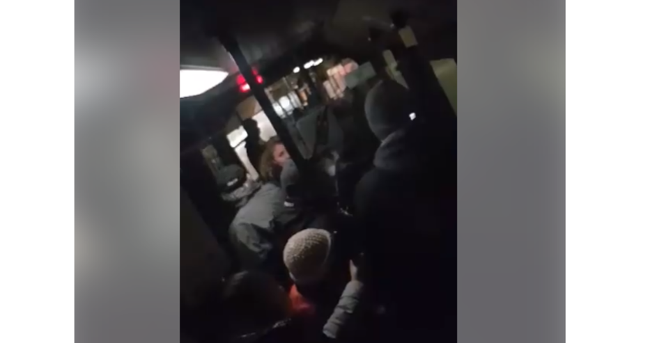 Варненец: Пътници в автобус 148 си изкараха акъла! Автобусът поднесе и едва не се удари в стълб и дърво