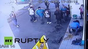 Ужасно! Камера запечата как жена роди в тоалетна и изхвърли бебето на боклука (видео)