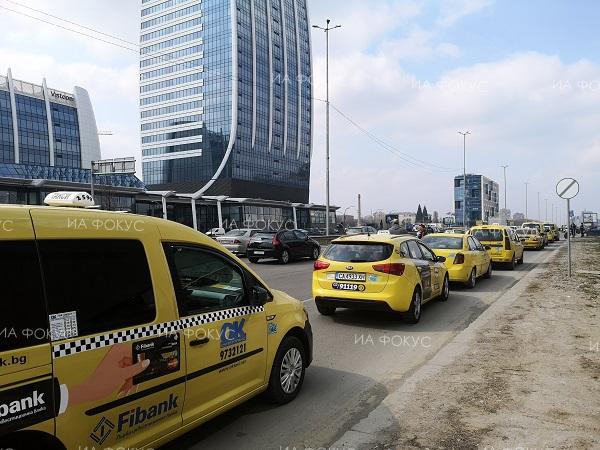 София: Десетки таксиметрови шофьори са се събрали на бул. „Цариградско шосе“ на протестно шествие срещу нерегламентирания превоз на пътници
