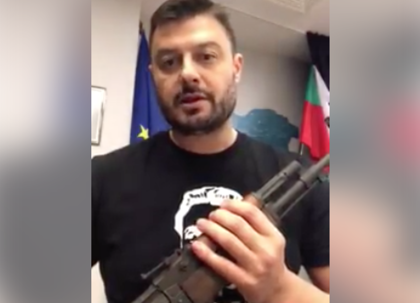 ВИДЕО: Бареков вдигна калашник!