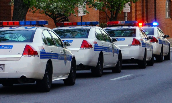 Прострелян полицай и 4 деца заложници във Флорида