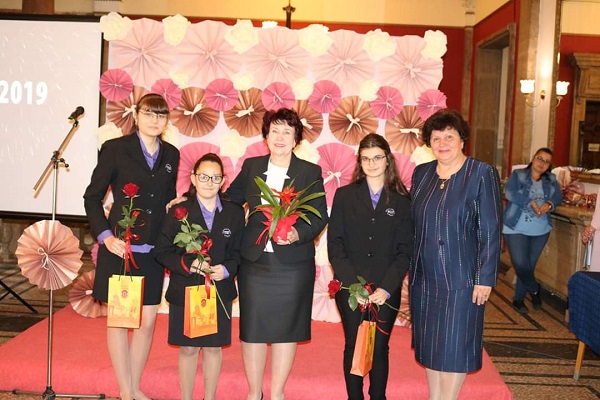 Перник: Кметът Вяра Церовска посрещна най-изявените абитуриентите от "Випуск 2019" на изискан прием в Двореца на културата