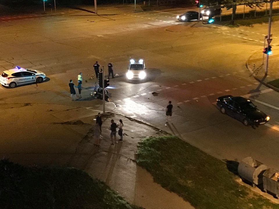 СНИМКИ: Моторист без книжка мина на червено в Тракия! БМВ го потроши!