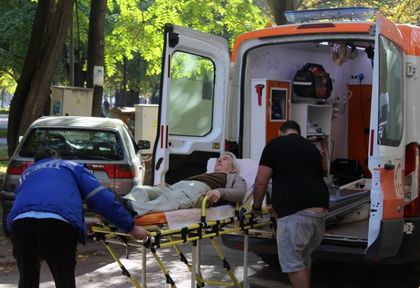 Дядо се нареди на опашка и припадна, борят се за живота му