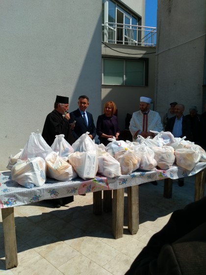 Омбудсманът Мая Манолова дари 500 пакета с хранителни продукти на социално слаби и възрастни хора в Кърджали