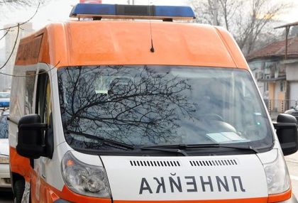 Млад мъж е в критично състояние от пневмония