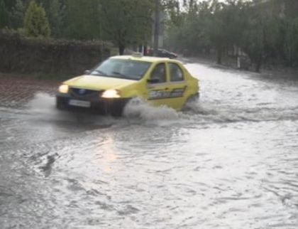 Улици под вода след поройния дъжд в Шумен