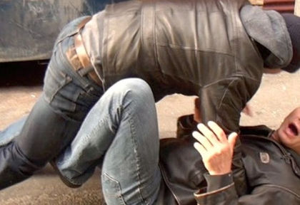 24-годишен чепеларец започна да налага жена си пред банка в града! Миротворци се притекоха, но и те изядоха боя, че и още