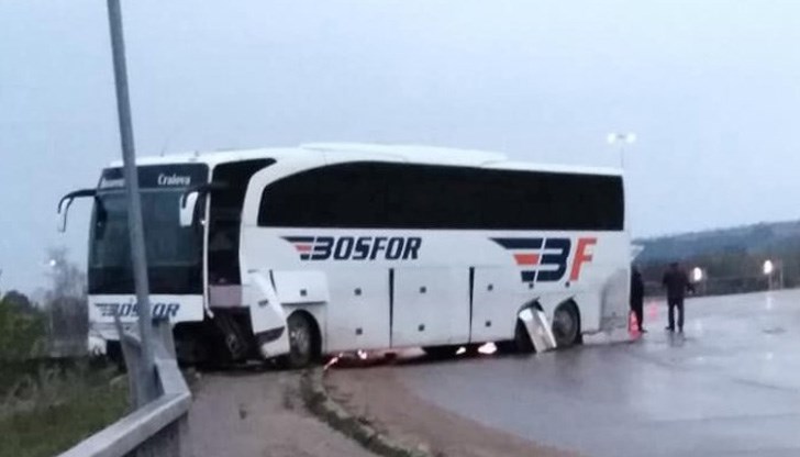 Автобус се вряза в парапета на моста в Бяла