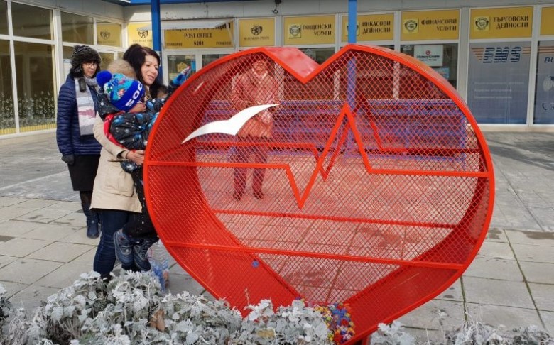 Бургас: На две места в Поморие са поставени метални сърца за събиране на пластмасови капачки в подкрепа на Акушеро-гинекологичното отделение на болницата в града