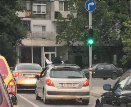 Баловете свършиха, но не и младежките простотии по бургаските улици (СНИМКА)