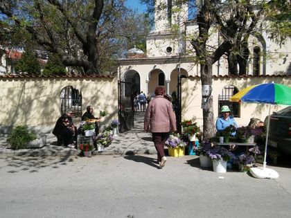 Пловдивчани минават под масата на Разпети петък (СНИМКИ)