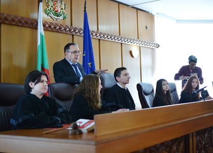 Десетокласници изпотиха с въпроси 