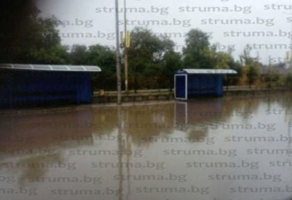 Водна стихия потопи автогарата в Перник (СНИМКИ)